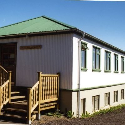 Gistihúsið var byggt 1939 og hafði þjónað ferðamönnum í rúmlega hálfa öld þegar Hótel Klaustur tók við þeirri starfsemi. Gistihúsið var tekið í gegn, innan sem utan, og þjónaði vel þau 25 ár sem Kirkjubæjarstofa starfaði í því húsi.