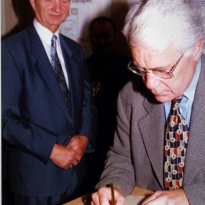 Guðmundur Bjarnason, umhverfiskomuna kvittar fyrir komuna í vígsluna. Jón Helgason ánægður á svip en hann var einn helsti hvatamaður að stofun Kirkjubæjarstofu og formaður stjórnarinnar í mörg ár.