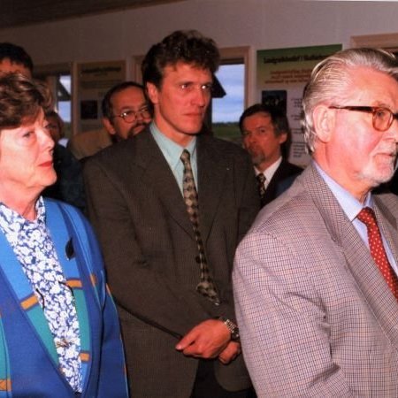 Jóna Þorsteinsdóttir og Sr. Sigurjón Einarsson voru einlægir stuðningsmenn alls sem var til framfara í sveitarfélaginu. Á milli þeirra er sveitarstjóri Skaftárhrepps Bjarni Jón Matthíasson.