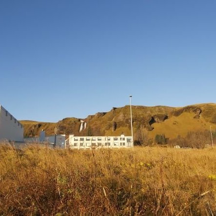Kirkjubæjarstofa er á efri hæð heimavistarálmunnar við Kirkjubæjarskóla á Síðu