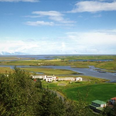 Gistihúsið á hlaðinu og núverandi húsnæði Kirkjubæjarstofu, þekkingarsetri.