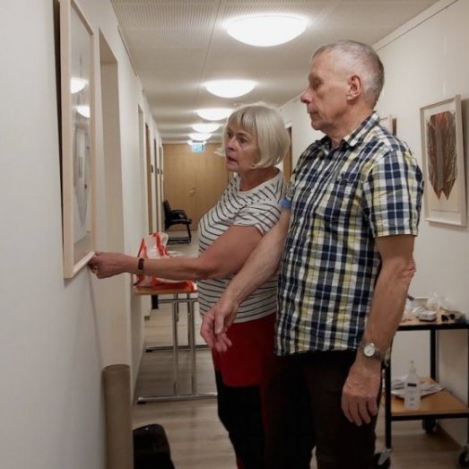 Fyrsta listasýningin í nýju húsi Kirkjubæjarstofu var sýning Ragnhildar Ragnarsdóttur sem var opnuð 12. nóvember 2021 og stóð til 26. nóvember. Á myndinni eru Ragga og Biggi að leggja lokahönd á uppsetningu sýningarinnar.