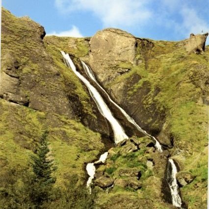 Systrafoss hefur gladdi starfsfólk og gesti Kirkjubæjarstofu í 25 ár. Gróðurinn hefur aukist mjög frá fyrstu árum stofunnar.