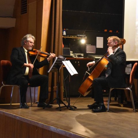 Zbigniew Zuchowicz samdi tónverk sem var leikið um leið og sýndar voru myndir frá Grímsvatnagosinu (Ljósm. Hasse)