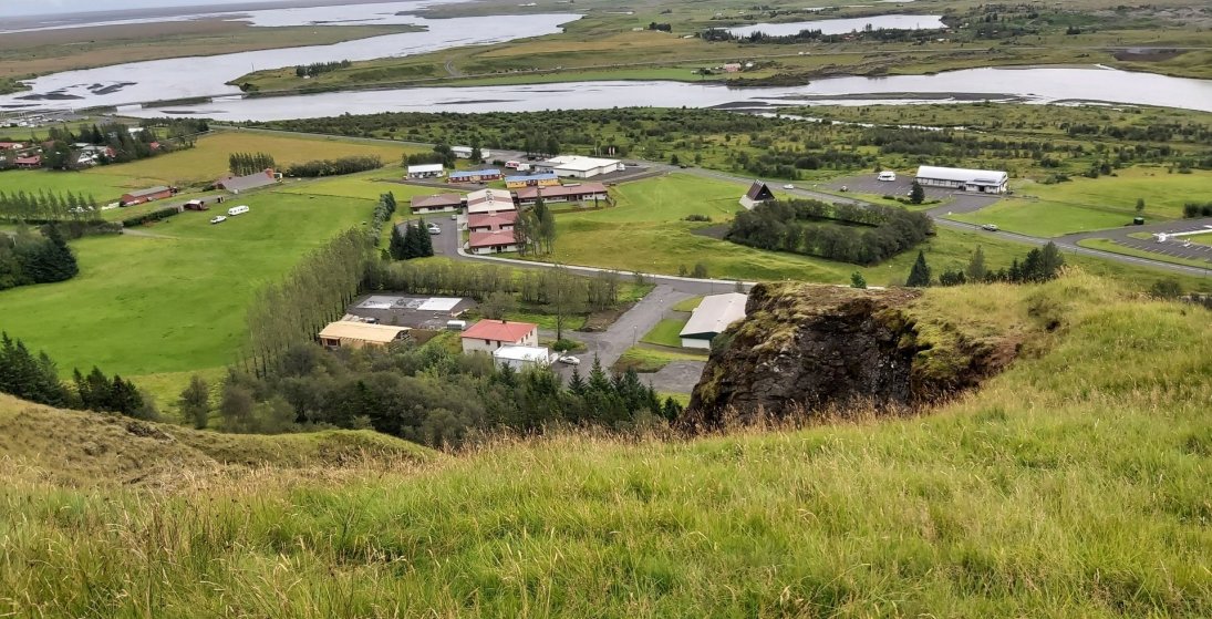 Lóðirnar eru á skjólgóðum stað ofan við Læknisbústaðinn og heilsugæslustöðina (Ljósm. LM)