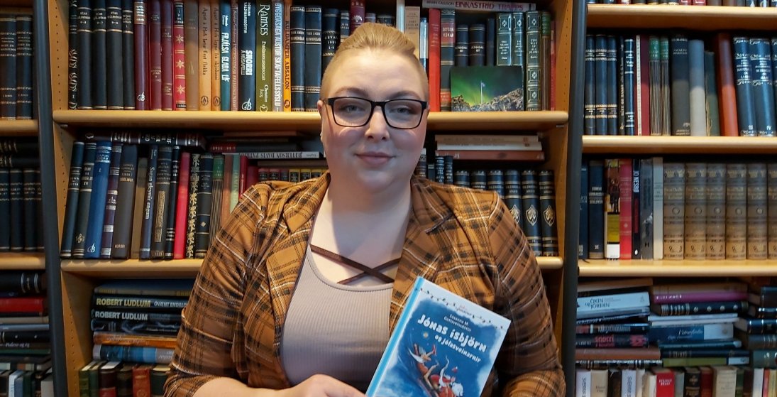 Súsanna með bókina um Jónas ísbjörn og jólasveinana. Bókin hentar vel fyrir litla lestrarhesta sem k…