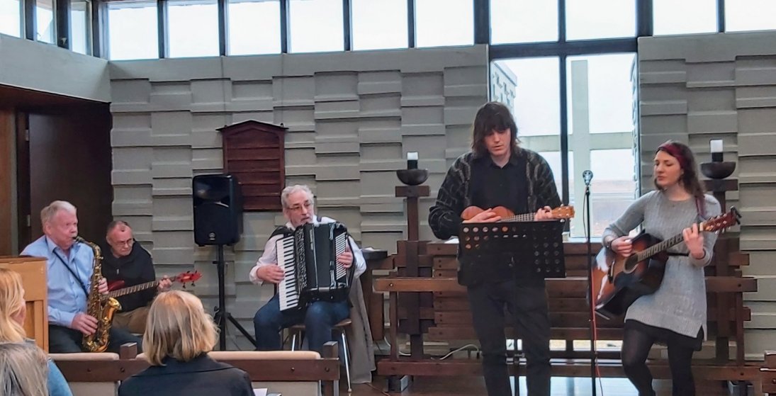 Myndi frá samstöðustund með íbúum Úkraínu í Minningarkapellunni á Kirkjubæjarklaustri. Ljósmyndirnar…