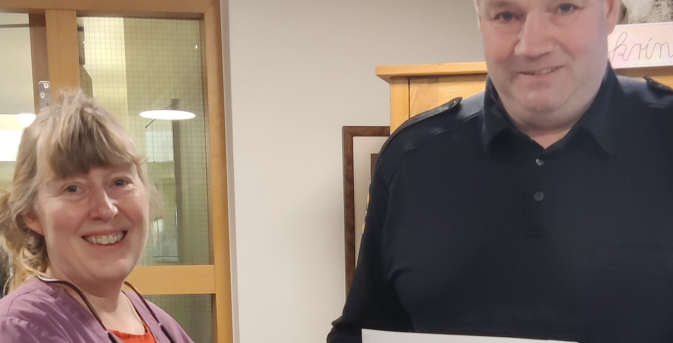 Margrét Guðmundsdóttir afhentir Bjarka Guðnasyni peningagjöf