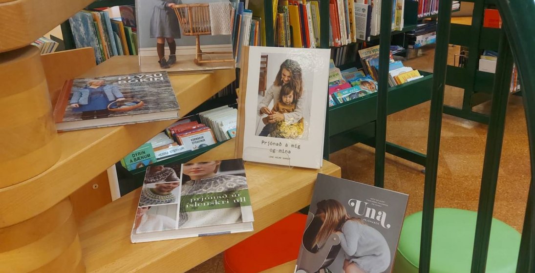 Mikið úrval bóka fyrir handóða prjónara. Many books about knitting (Ljósm. BI)