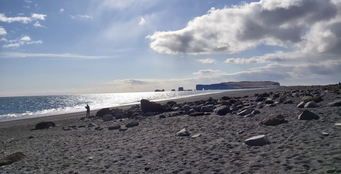 Dyrhólaey séð frá Reynisfjöru (Ljósm. LM)