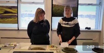 Erla Þórey, landvörður, og Fanney, þjóðgarðsvörður, draga út vinningshafana.