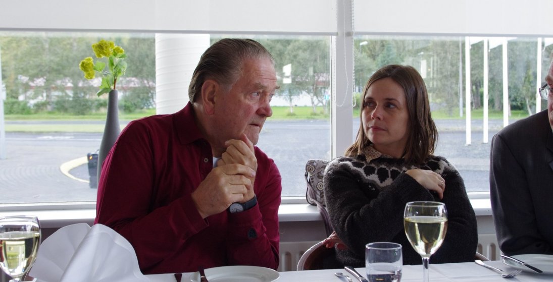 Erró og Katrín Jakobsdóttir ræða saman um stofun Erróseturs á Kirkjubæjarklaustri. Myndin er tekin 2…