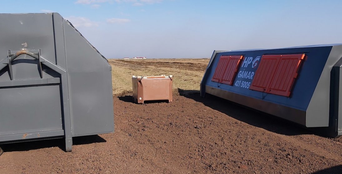 Grenndarstöðvar þar sem kerið er fyrir lífrænt, annar gámurinn er fyrir óflokkað sorp og hinn er tví…