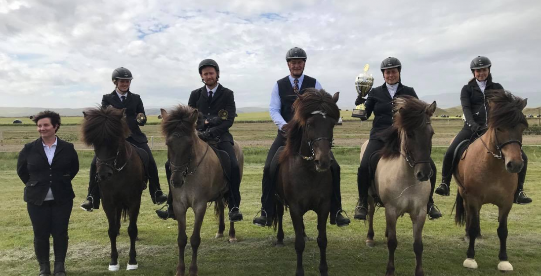 Myndin er tekin á Hestaþingi Kóps þann 11. júlí sumarið 2020. Hún er af úrslitum í A-flokki gæðinga.…