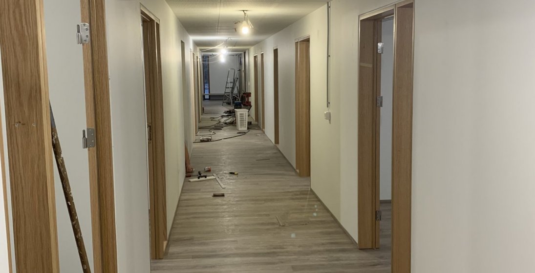 Framkvæmdir í gangri á nýju húsnæði  Kirkjubæjarstofu - þekkingarsetur - í fyrrum heimavistargangi o…