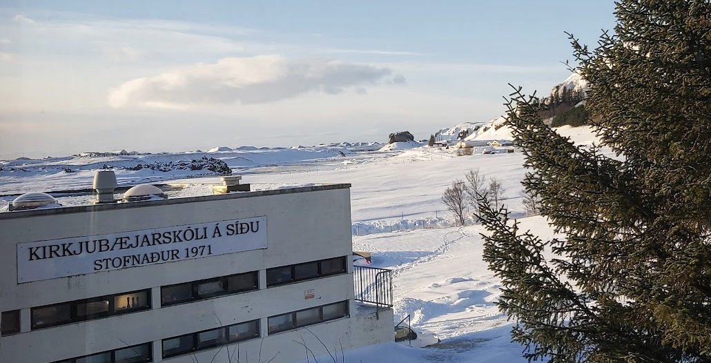 Kirkjubæjarskóli á Síðu og Systrastapi í baksýn (Ljósm. LM)