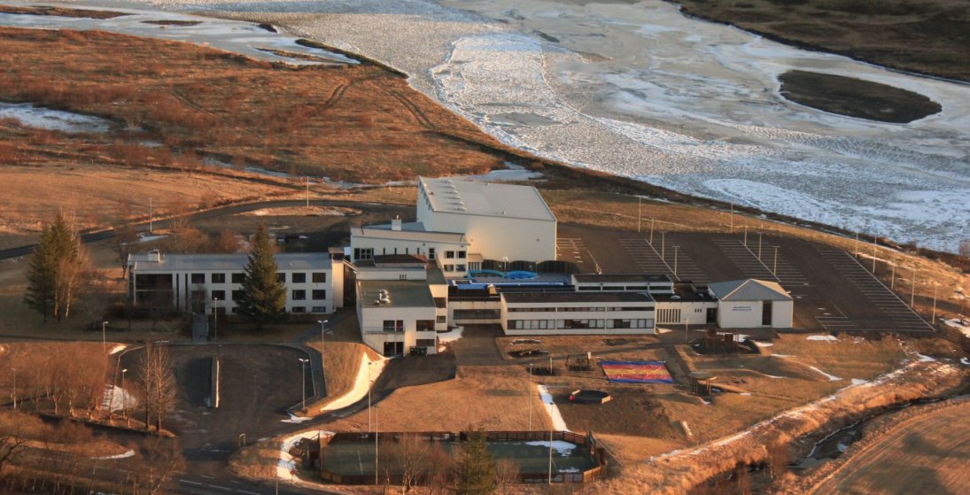 Kirkjubæjarskóli, íþróttamiðstöðin, héraðsbóksafnið og Skaftá í klakaböndum. (Ljósm. LM)