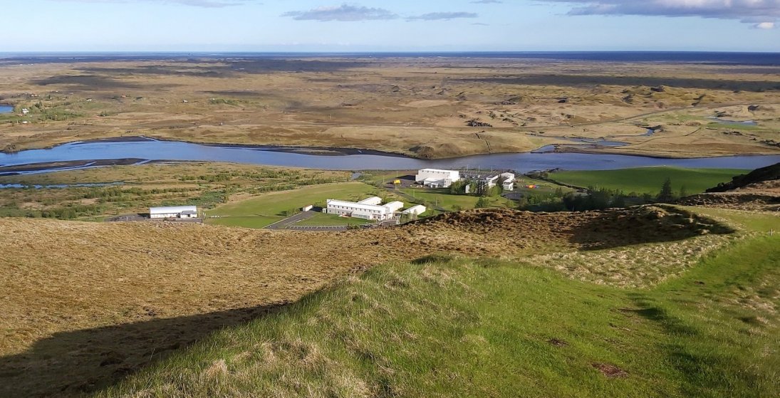 Á lóðinni Klausturvegur 4 er núna Kirkjubæjarskóli og Héraðsbókasafnið Íþróttahúsið og sundlaugin