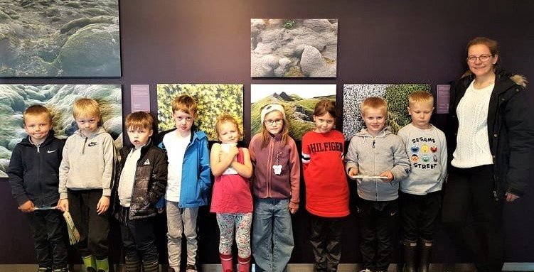 Nemendur úr Kirkjubæjarskóla á Síðu í heimsókn í Skaftárstofu (Ljósm. EÞÓ)