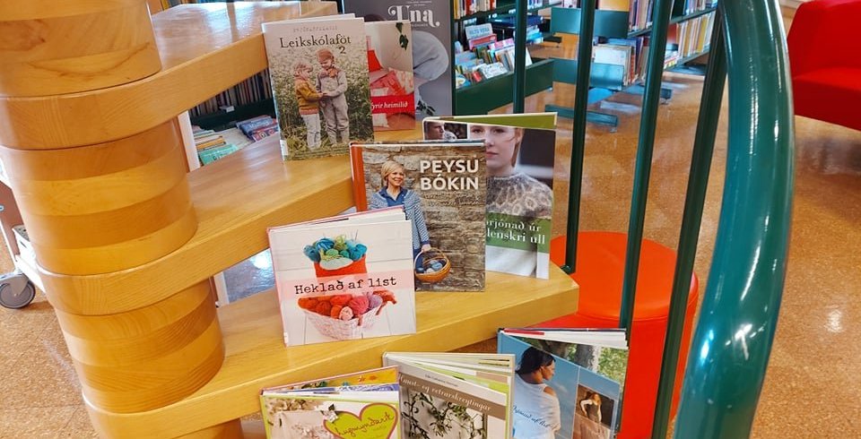 Á bókasafninu er mikið til að handavinnubókum. (Ljósm. BI)