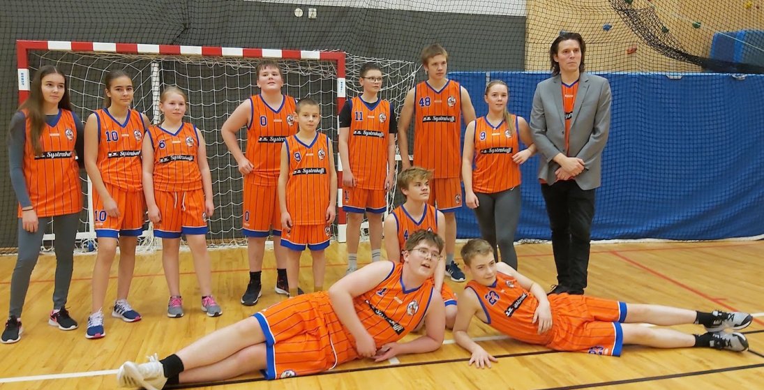 Körfuboltaliðið Ásinn og þjálfarinn voru lukkuleg að leik loknum (Ljósm. LM)