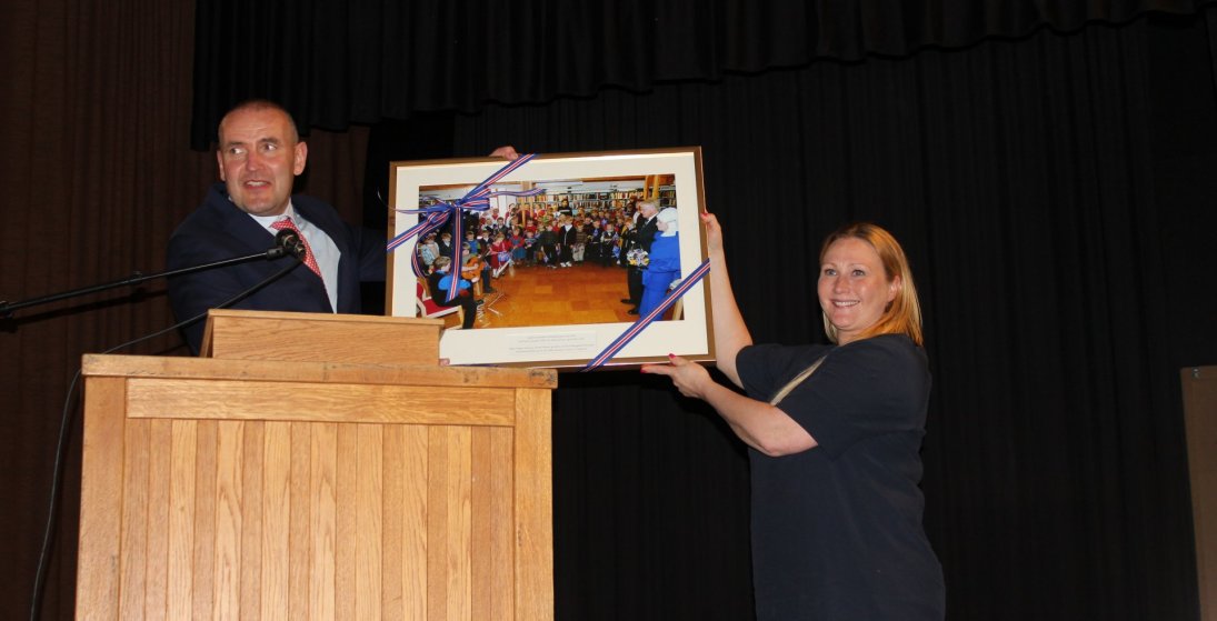 Forseti Íslands afhenti sveitarstjóra mynd frá síðustu forsetaheimsókn. Myndin verður til sýnis í Ki…