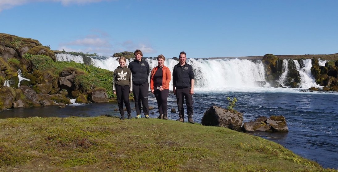 Ólöf, Erla, Helga og Siggi fóru að merkja fugla á Mælifellssandi og rákust á þennan fallega foss á h…