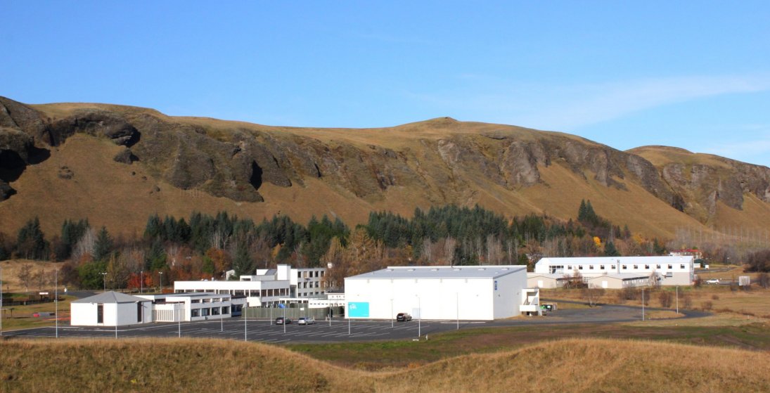 Íþróttamiðstöðin, Héraðsbókasafnið, Kirkjubæjarskóli á Síðu og Hótel Klaustur (Ljósm. LM)