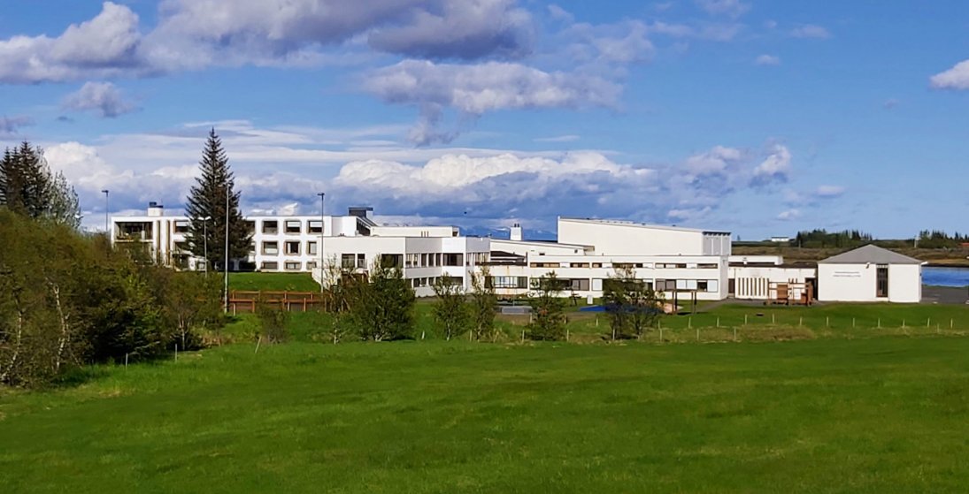 Þessa dagana er verið að lagfæra Kirkjubæjarstofu og Kirkjubæjarskóla á Síðu. (Ljósm. LM)