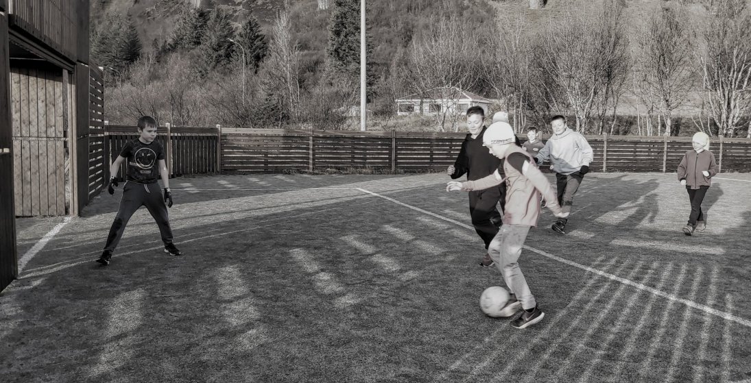 Nemendur Kirkjubæjarskóla hafa spilað fótbolta í fimmtíu ár. (Ljósm. LM)