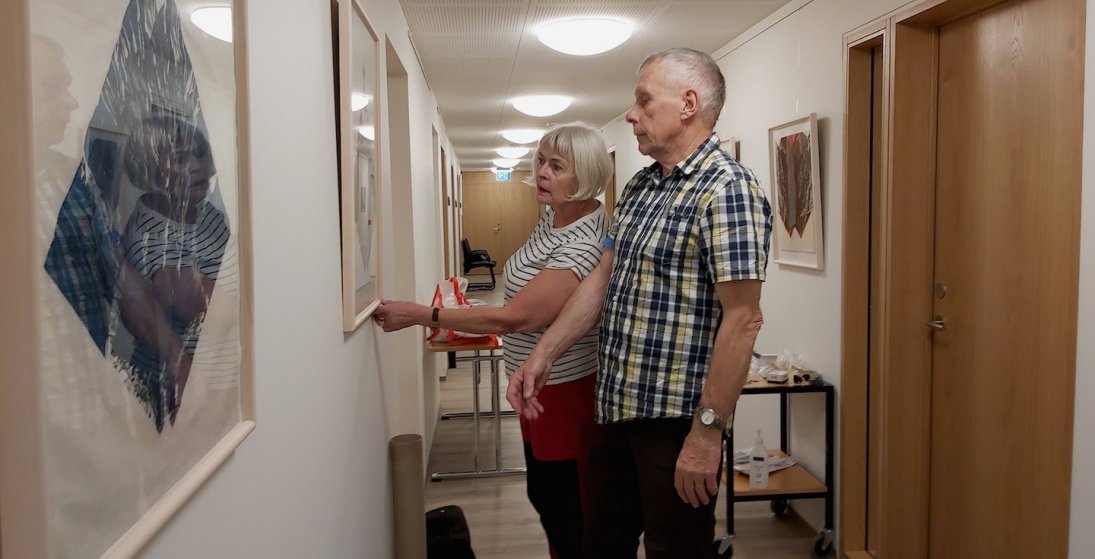 Ragnhildur og Birgir að setja upp sýninguna. Þarna er vandað til verka. (Ljósm. LM)