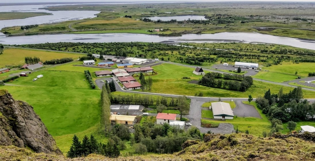 Á myndinni sem var tekin í lok ágúst 2021 er húsið risið og komin plata fyrir parhús sem er enn í by…