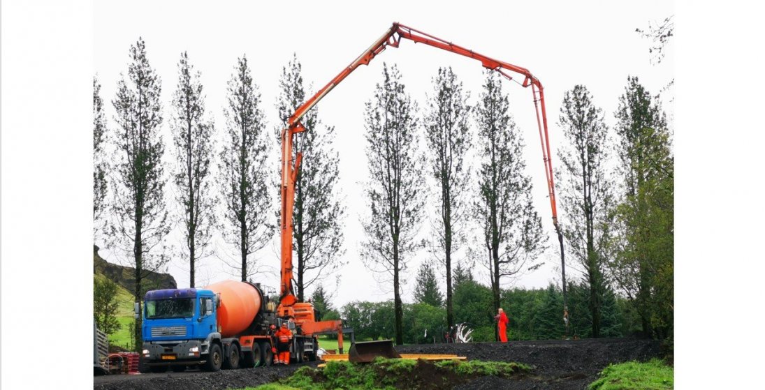 Steypunni dælt í plötuna. (Ljósm. ÓEJ)