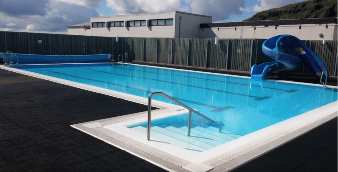 Sundlaugin er dásamlegur staður í desember (Ljósm. LM)