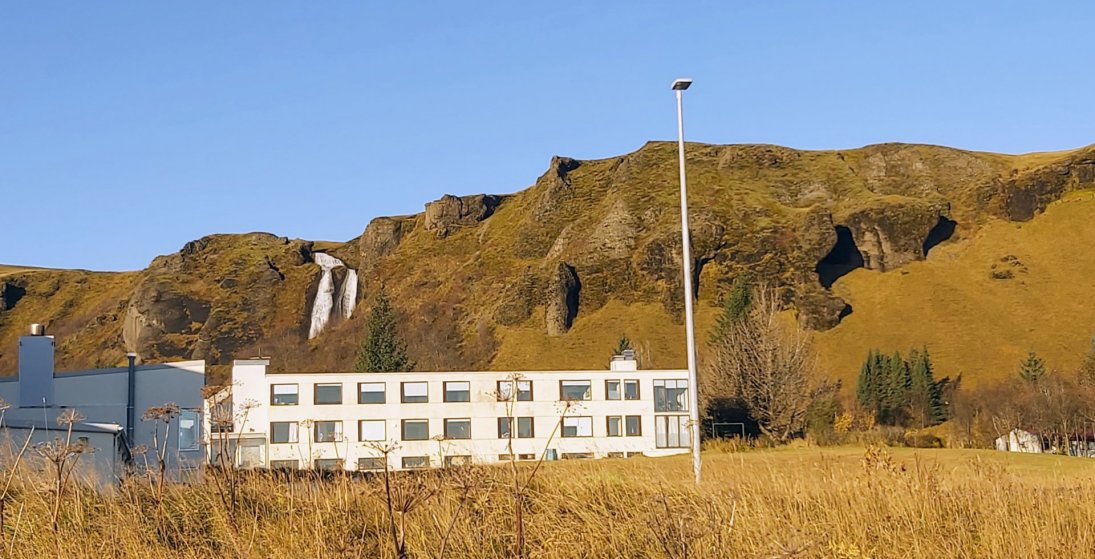 Skrifstofa Skaftárhrepps er á Kirkjubæjarstofu á efri hæð heimavistarálmu Kirkjubæjarskóla (Ljósm. L…