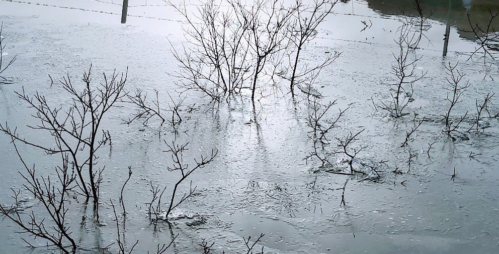 Verið er að lagfæra hitakerfið í sundlauginni. (Ljósm. LM)