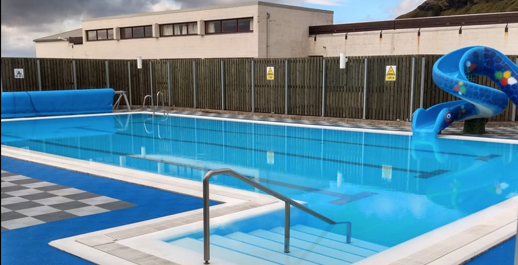 Það er hressir, bætir og kætir að bregða sér í sund!