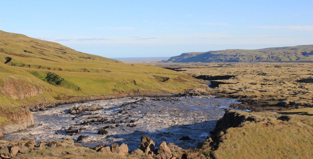 Hverfisfljótið og Skaftáreldahraunið. Þverárnúpur til hægri og bærinn Þverá fyrir miðri mynd. (Ljósm…