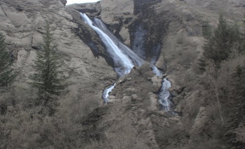 Systrafoss í öskubúningi vorið 2011 (Ljósm. LM)