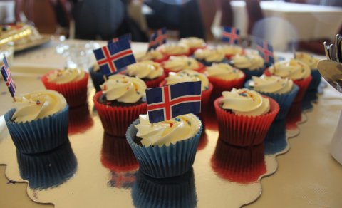 Kökurnar á hlaðborðinu í Kirkjuhvoli voru í sparifötunum (Ljósm. LM)