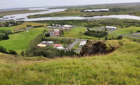 Lóðirnar eru á skjólgóðum stað ofan við Læknisbústaðinn og heilsugæslustöðina (Ljósm. LM)