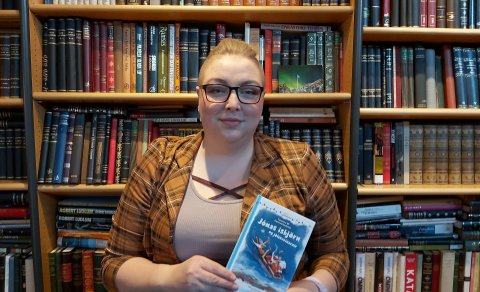 Súsanna með bókina um Jónas ísbjörn og jólasveinana. Bókin hentar vel fyrir litla lestrarhesta sem k…