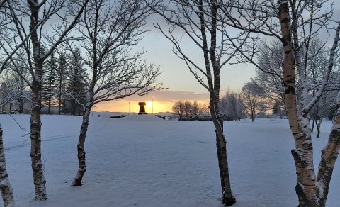 Gengið er inn í Tónlistarskóla Skaftárhrepps rétt hjá listaverkinu Byrði sögunnar. (Ljósm. LM)