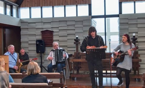 Myndi frá samstöðustund með íbúum Úkraínu í Minningarkapellunni á Kirkjubæjarklaustri. Ljósmyndirnar…