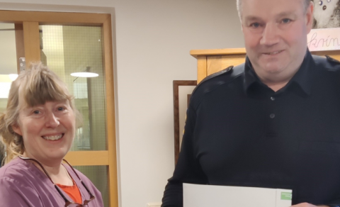 Margrét Guðmundsdóttir afhentir Bjarka Guðnasyni peningagjöf