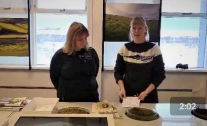 Erla Þórey, landvörður, og Fanney, þjóðgarðsvörður, draga út vinningshafana.