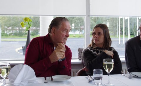 Erró og Katrín Jakobsdóttir ræða saman um stofun Erróseturs á Kirkjubæjarklaustri. Myndin er tekin 2…