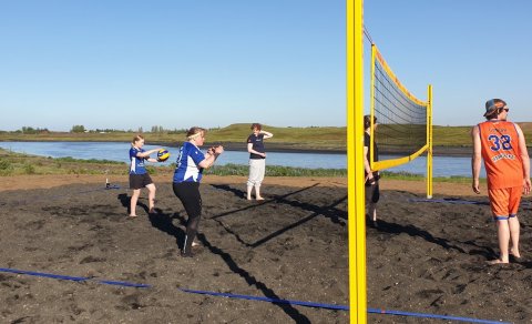 Völlurinn vígður 8. júlí 2021. Körfuboltalið Umf Ármanns og Umf Skafta skoraði á kvennaliðið í blaki…