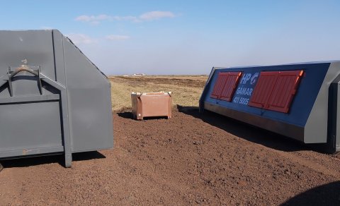 Grenndarstöðvar þar sem kerið er fyrir lífrænt, annar gámurinn er fyrir óflokkað sorp og hinn er tví…