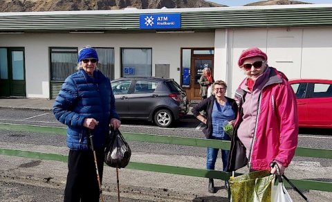 Guðlaug og Fjóla Þorbergsdætur plokkuðu með stæl 24. apríl 2020. (Ljósm. LM)